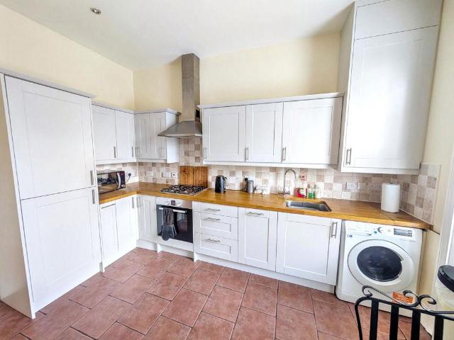 2 bed flat for sale