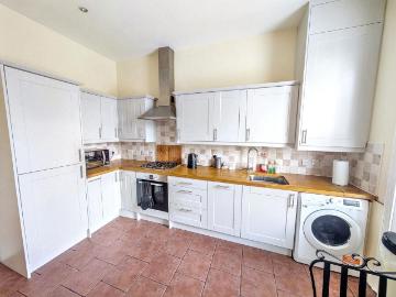 2 bed flat for sale