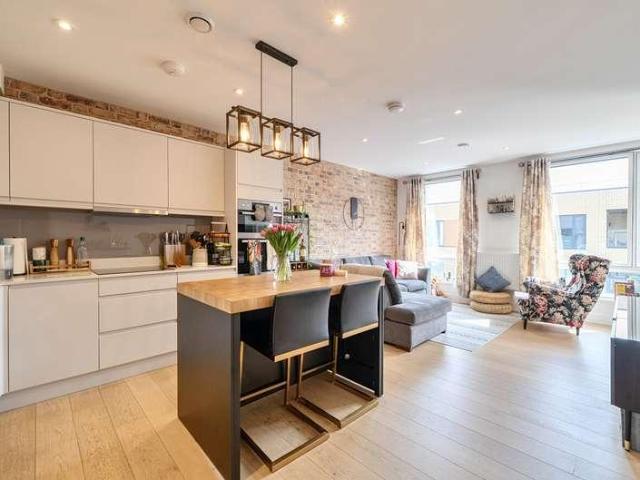 2 bed flat for sale