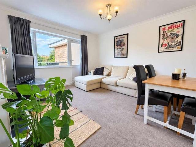 2 bed flat for sale