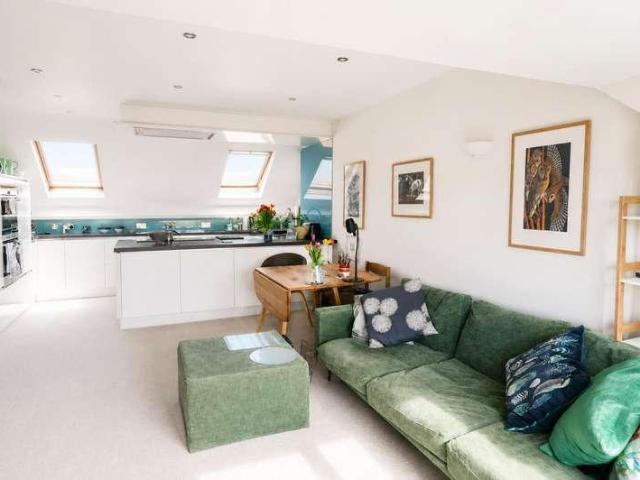 2 bed flat for sale
