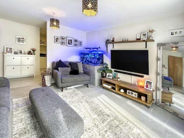 2 bed flat for sale