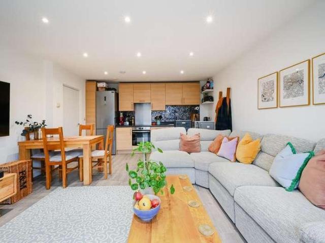 2 bed flat for sale