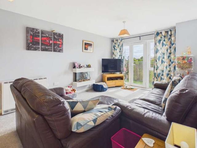 2 bed flat for sale