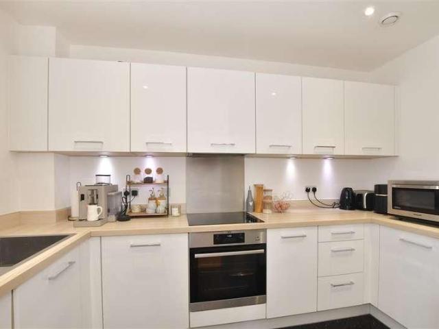 2 bed flat for sale
