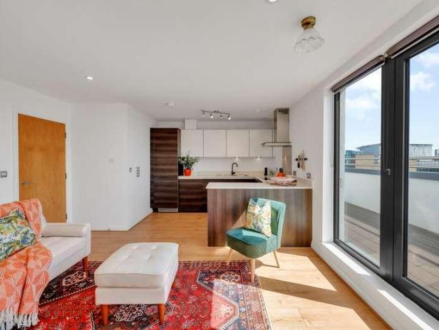 2 bed flat for sale