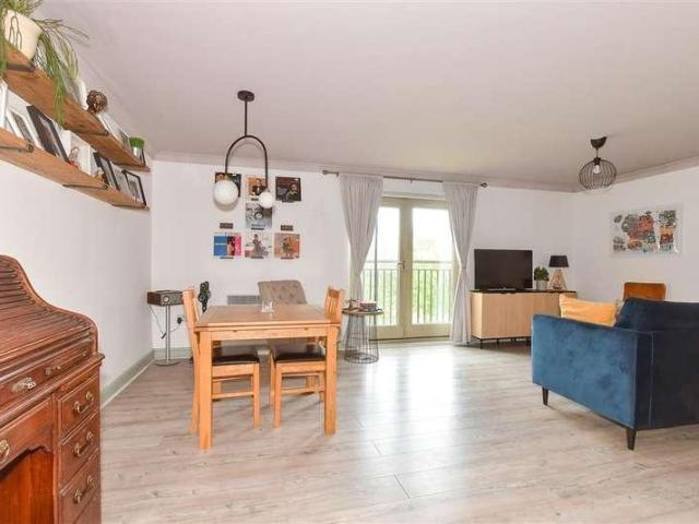 2 bed flat for sale