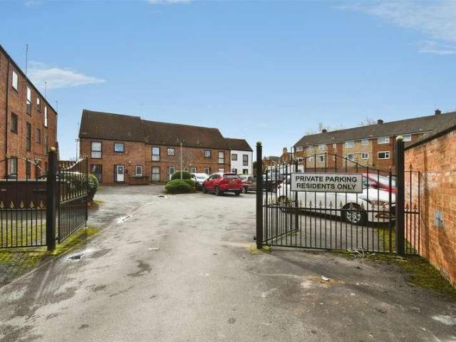 2 bed flat for sale