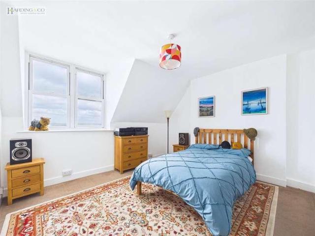 2 bed flat for sale