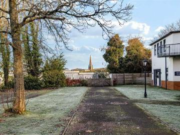 2 bed flat for sale