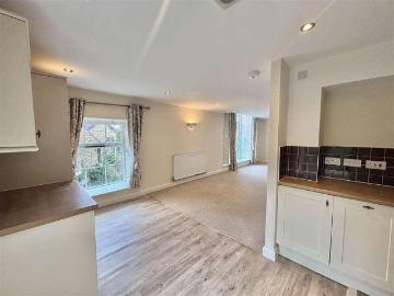 Glossop, Midlands - Equipped kitchen, Parking