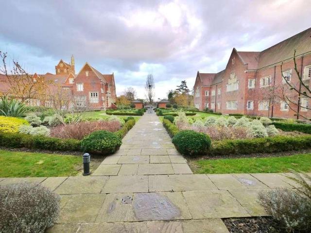 2 bed flat for sale