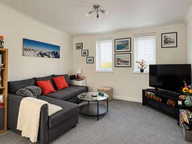 2 bed flat for sale