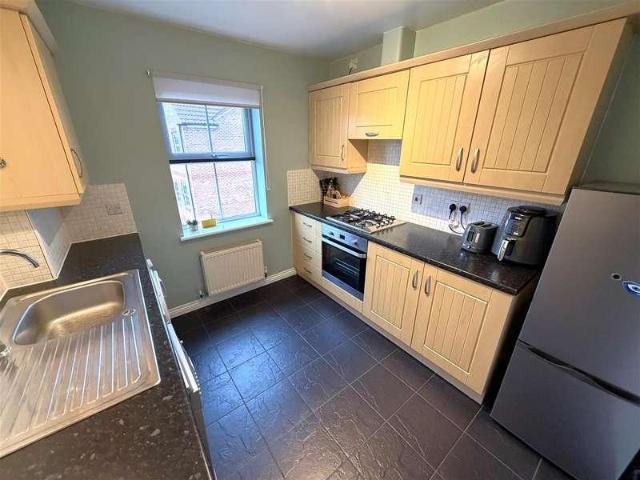 2 bed flat for sale