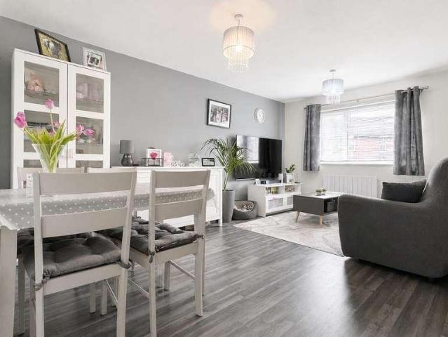 2 bed flat for sale