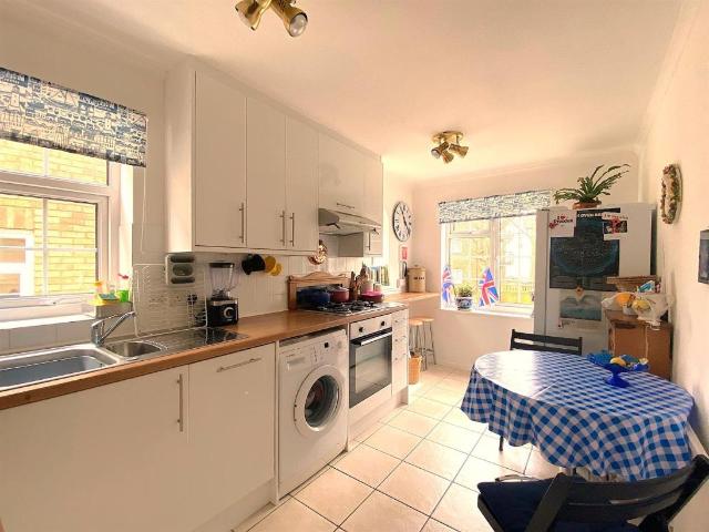 2 bed flat for sale