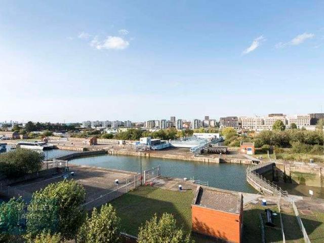 2 bed flat for sale