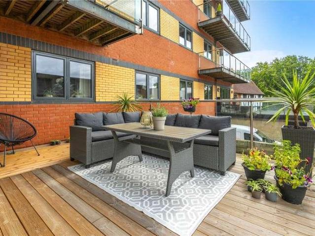 2 bed flat for sale