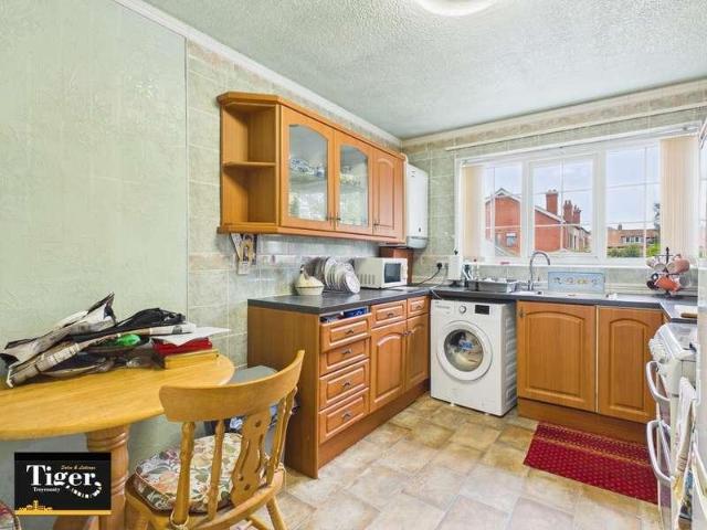 2 bed flat for sale