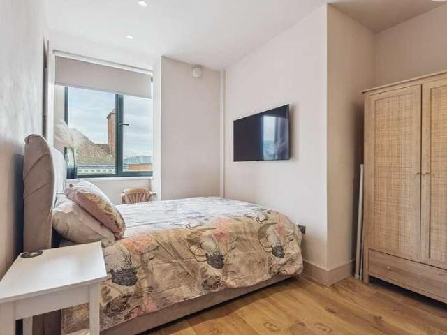 2 bed flat for sale