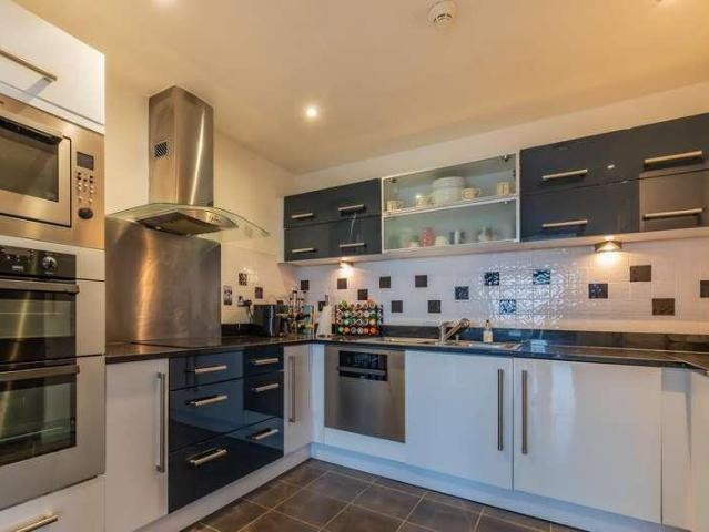 2 bed flat for sale