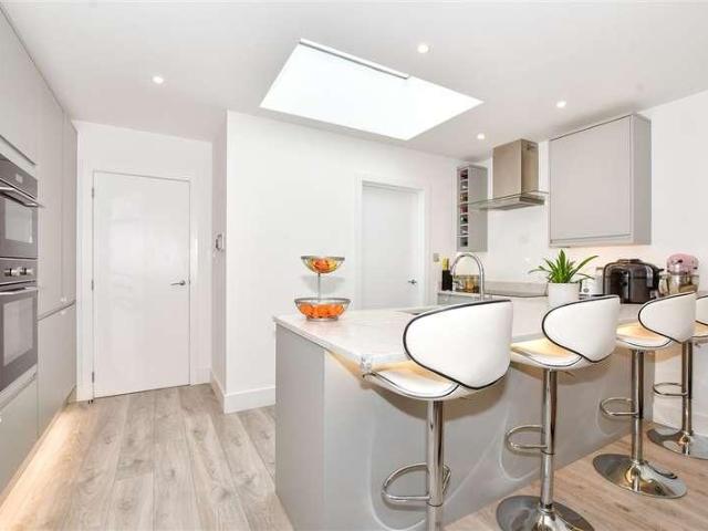 2 bed flat for sale