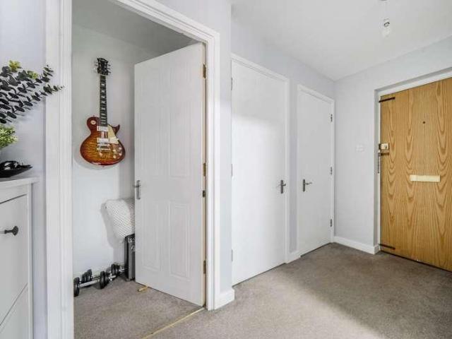 2 bed flat for sale