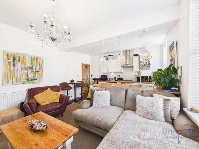 2 bed flat for sale