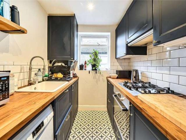 2 bed flat for sale