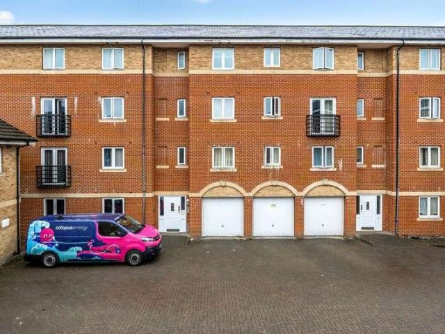 2 bed flat for sale