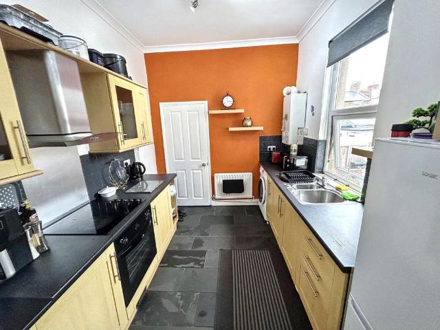 2 bed flat for sale