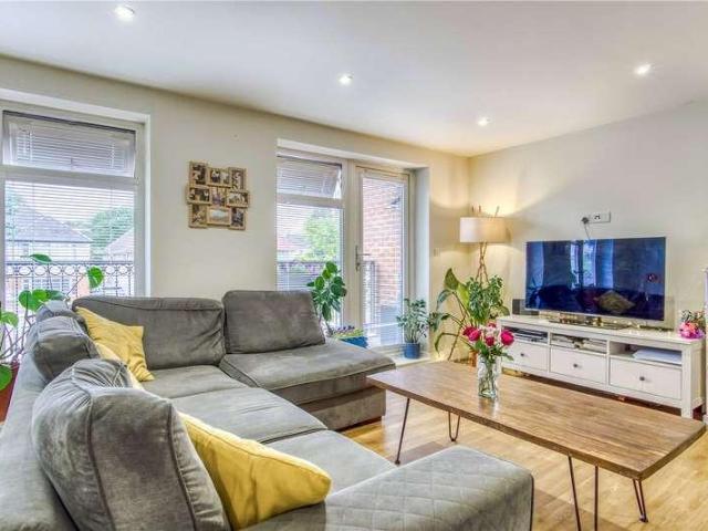 2 bed flat for sale