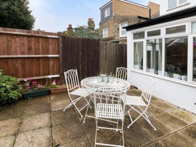 2 bed flat for sale
