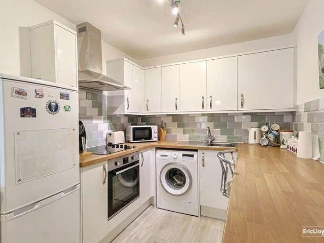 2 bed flat for sale