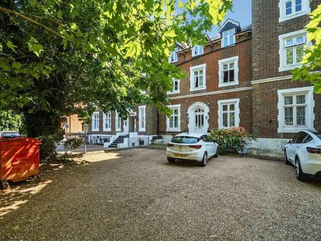 2 bed flat for sale
