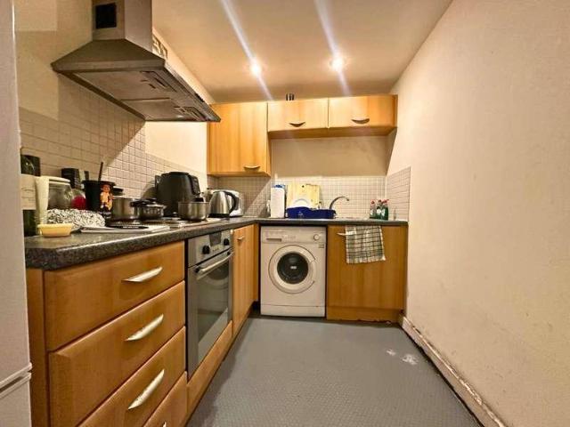 2 bed flat for sale
