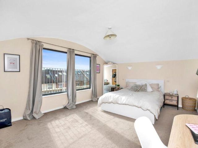 2 bed flat for sale