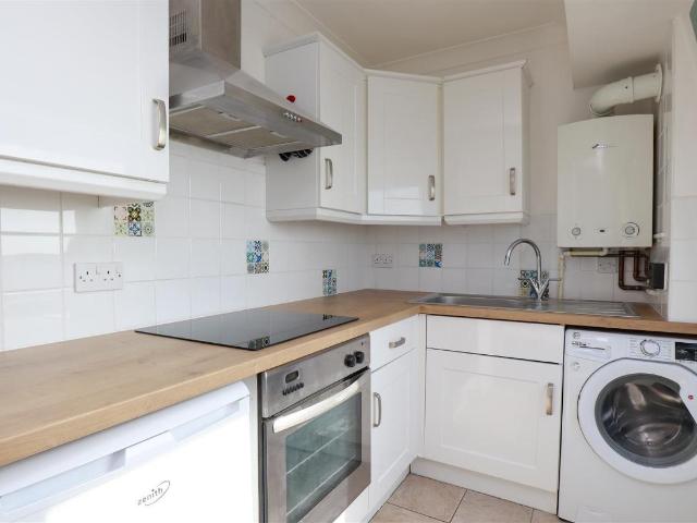 2 bed flat for sale