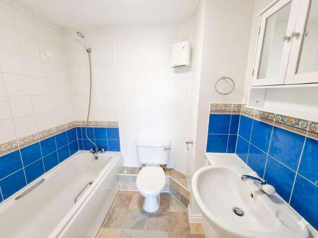 2 bed flat for sale