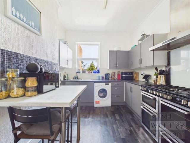 2 bed flat for sale