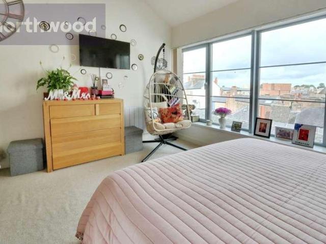 2 bed flat for sale