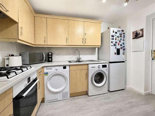 2 bed flat for sale