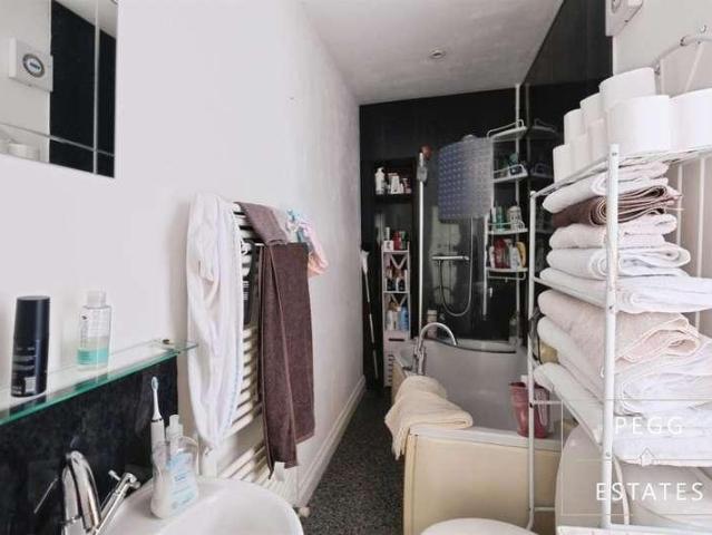 2 bed flat for sale