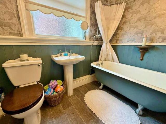 2 bed flat for sale