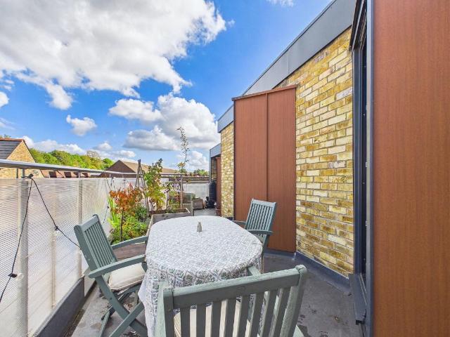 2 bed flat for sale