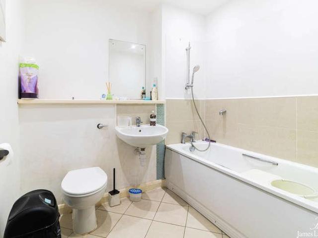 2 bed flat for sale
