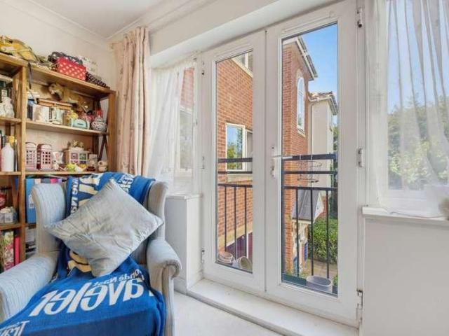 2 bed flat for sale