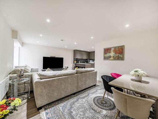 2 bed flat for sale