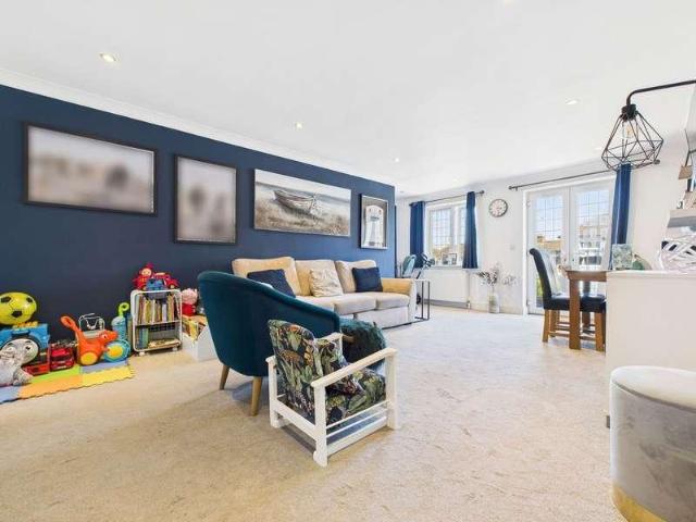 2 bed flat for sale
