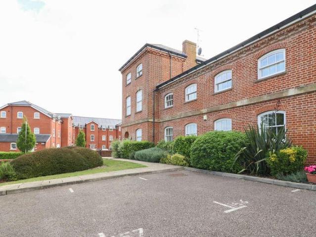 2 bed flat for sale